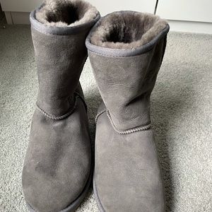 Gray Ugg Short boots.Worn twice.Women’s 7/Kids 6